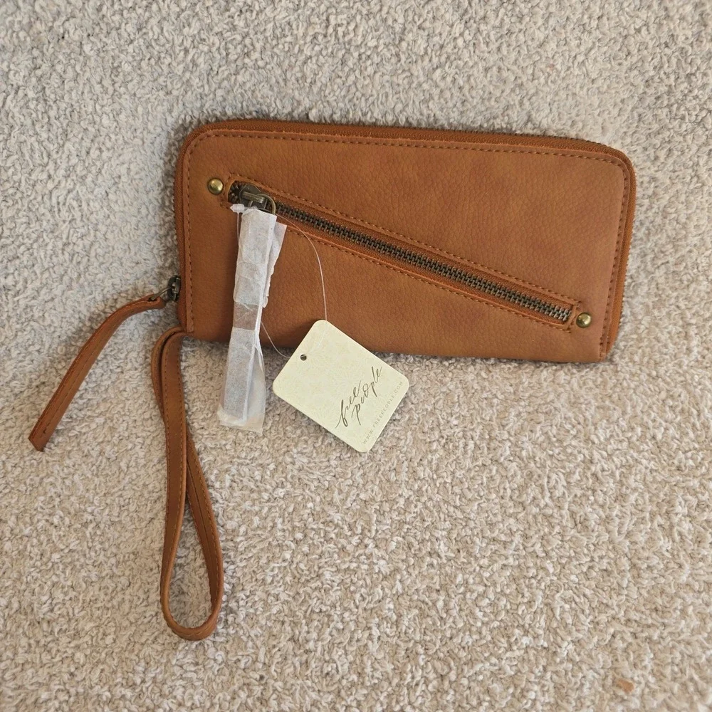 Free People Wallet Brown Vegan‎ Leather Wristlet Strap Zip Closer Clutch NWT